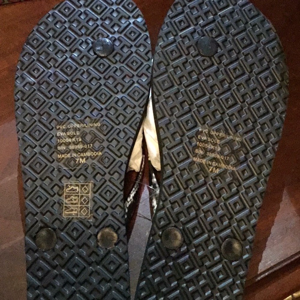 TORY BURCH PRINTED STRAP THIN FLIP FLOP - Picture 7 of 7